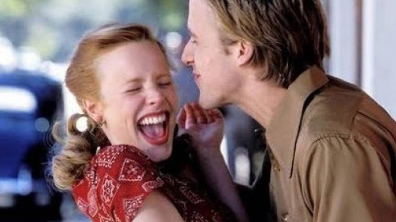 ¿Qué significa cuando sostiene tu rostro mientras te besa?